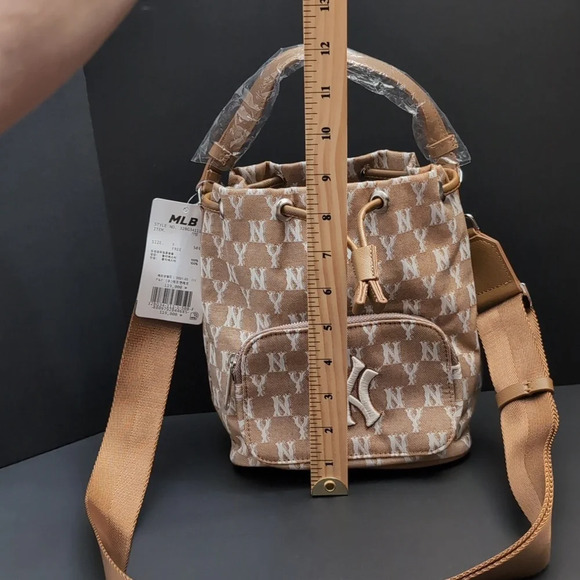 NWT,MLB New York Yankees Tan Jacquard Drawstring Monogramed Crossbody  Bag. - Picture 10 of 12